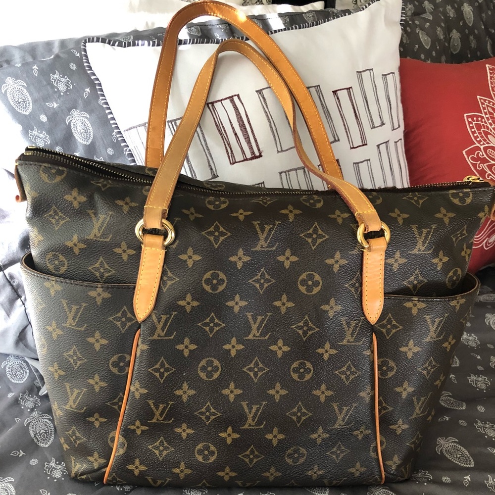 Louis Vuitton totally MM. SOLD ON OTHER APP